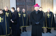 Rycerze towarzyszyli Księdzu Arcybiskupowi w trakcie powitania Orszaku Trzech Króli.