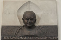 Tablica poświęcona biskupowi Michałowi Klepaczowi